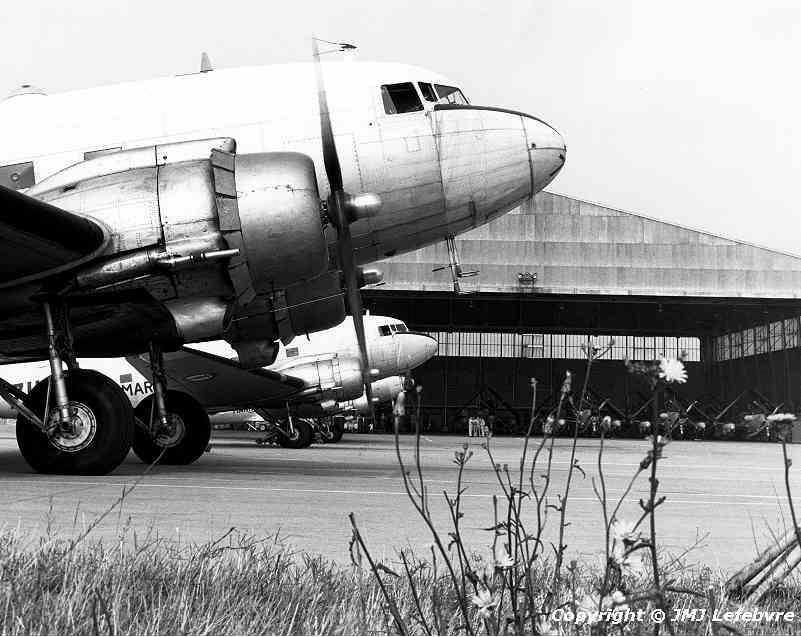 1980, à Garons, alizé au hangar derrière une rangée de C47 de la 56S