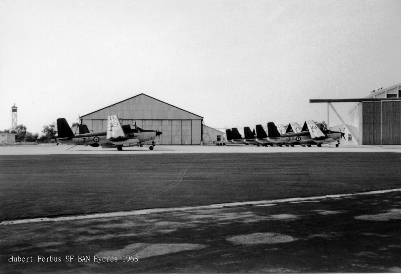 Hyères, 1968, flottille 9F, alignement des avions aux parking...
