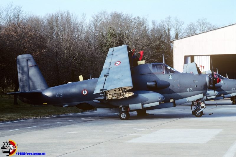 Lann-Bihoué, 1992, 4F, alizé 43 et 47 alignés devant hangar piste
