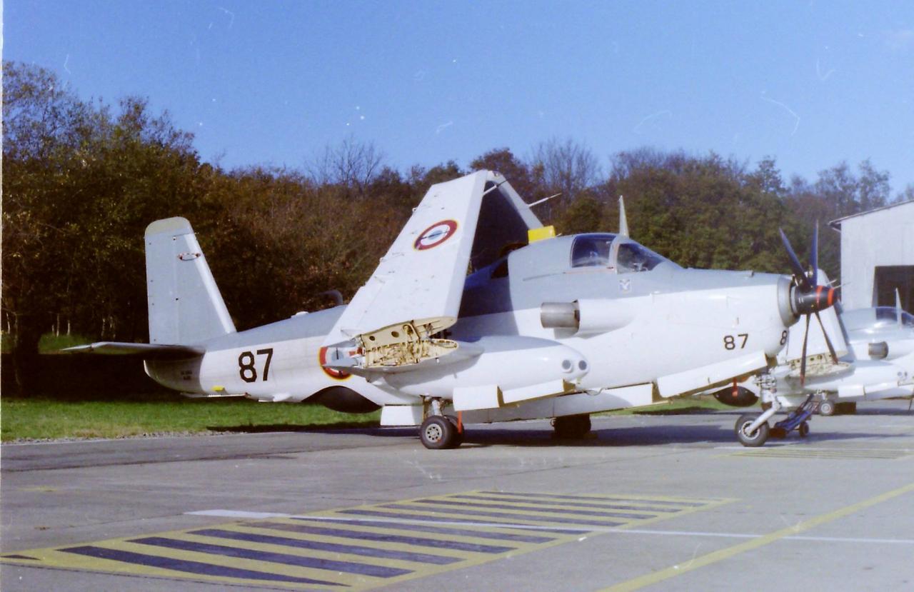11/1986, flottille 4F, alizé 87 au parking hangar piste ...