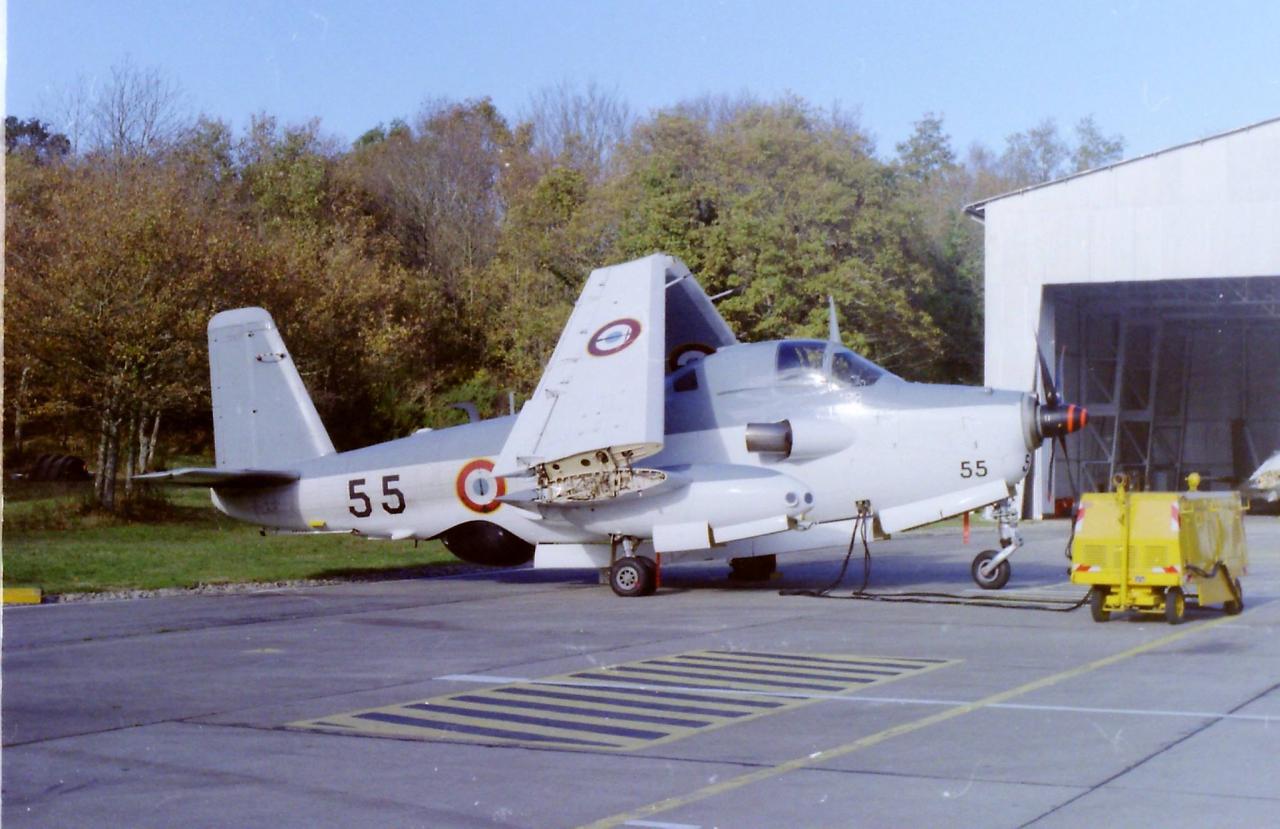 11/1986, flottille 4F, alizé 55 en dépannage radar devant hangar piste