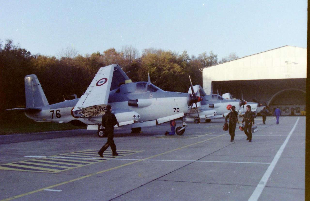 11/1986, Lorient Lann-Bihoué, flottille 4F, alignement hangar piste