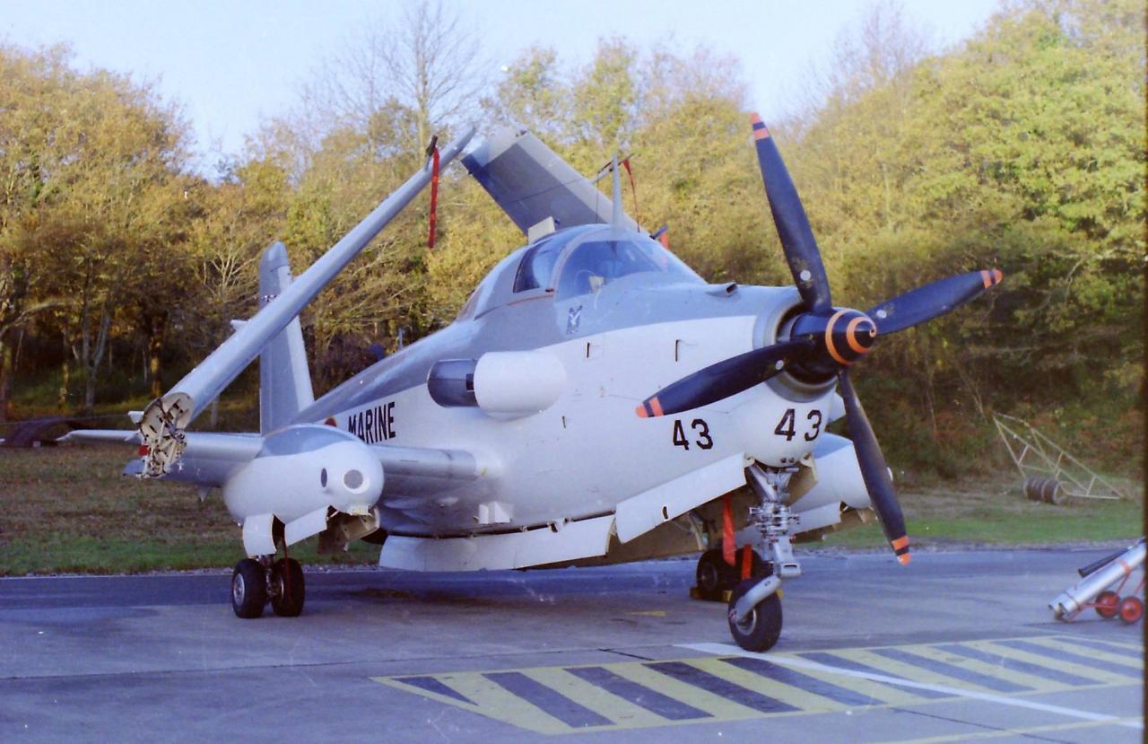 11/1986, flottille 4F, alizé 43 au parking hangar piste ...