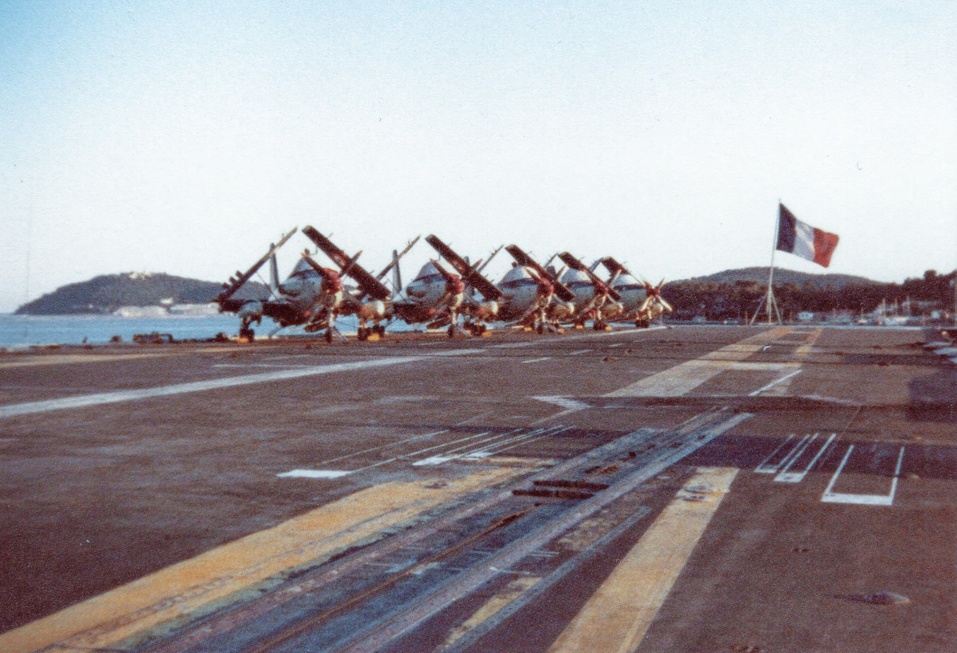 1982, p.a Foch, flottille 4f en escale à Toulon ...