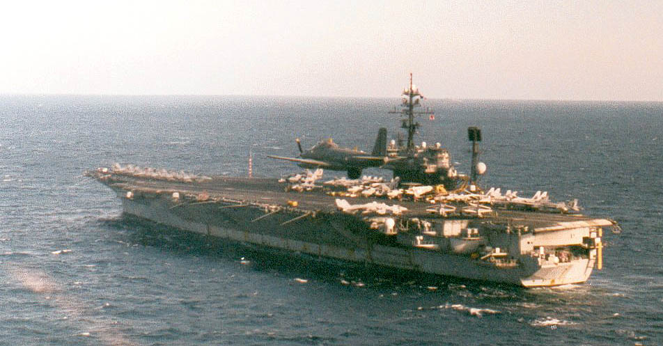 1996, alizé 6F en patrouille, survol USS AMERICA ...