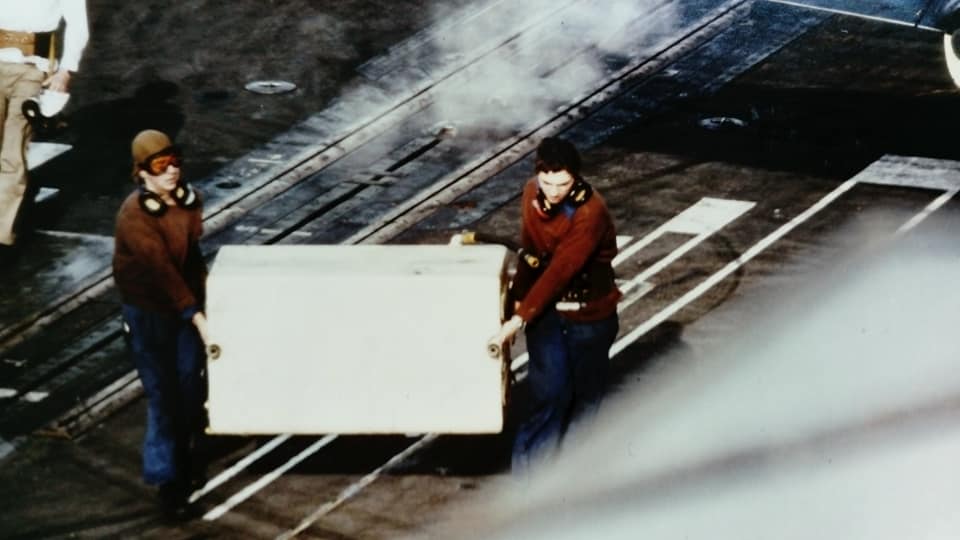 1983/84 - p.a Clem - 4F - dépose réservoir supplémentaire sur le pont d'envol ...