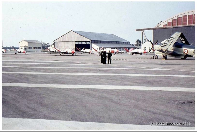 Hyères, 1971, escadrille 59S, l'alizé 40 devant le parking fouga zéphyr ...