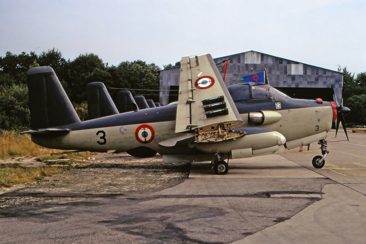 Lann-Bihoué (Lorient), 1970, 4F, l'alizé 3 en bout de l'alignement devant hangar piste ...