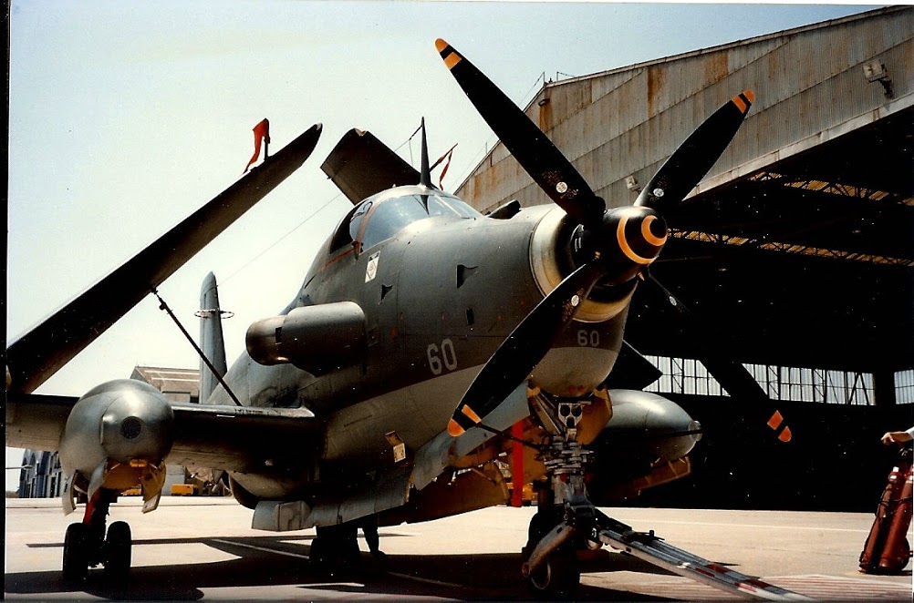 1995, Nîmes-Garons, alizé 60 au parking devant hangar 6F ...